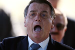 Presidente Jair Bolsonaro na saída do Palácio do Alvorada